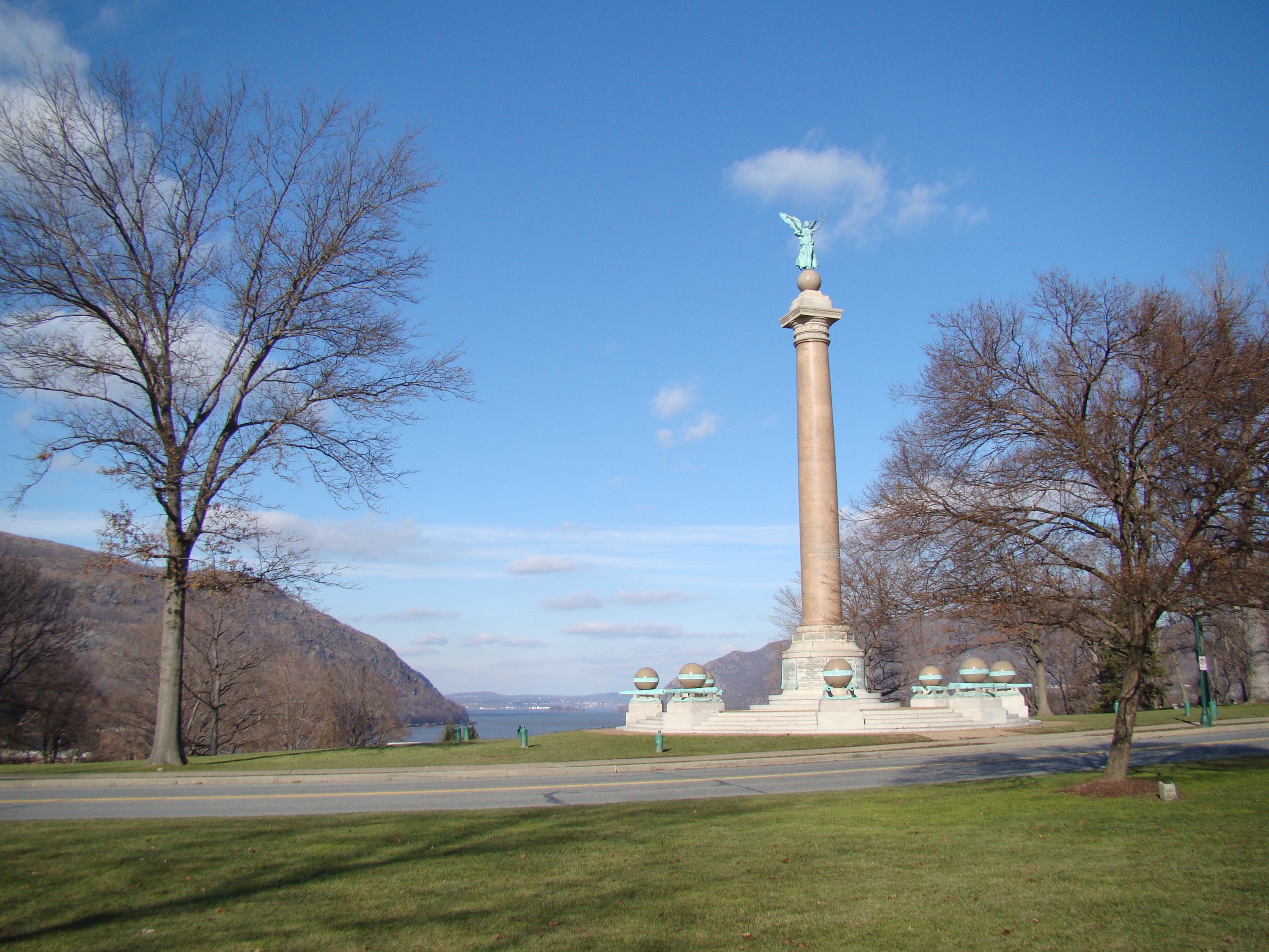 Trophy Point photo: Ahodges7, public domain, via Wikimedia Commons.